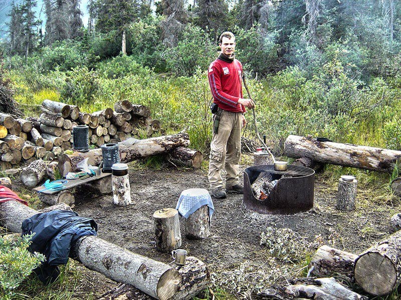 Wie sehen die Outdoor Duschmöglichkeiten in einem Survival Camp aus?