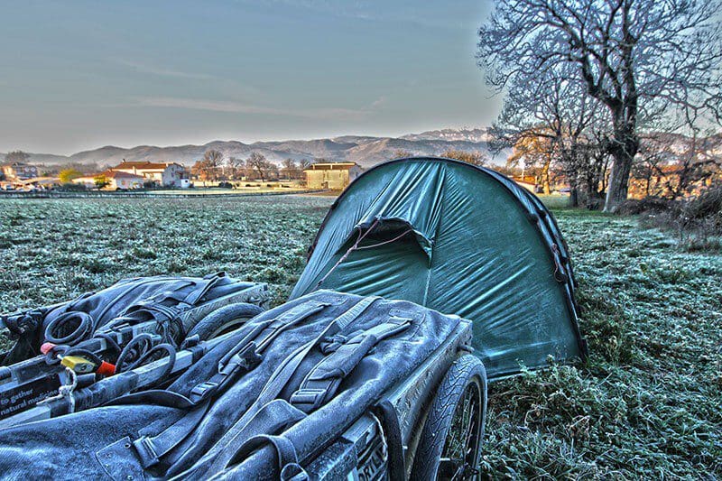 Überfrorenes Zelt am Morgen