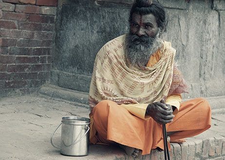 Ein hinduistischer Bettelmönch am Straßenrand
