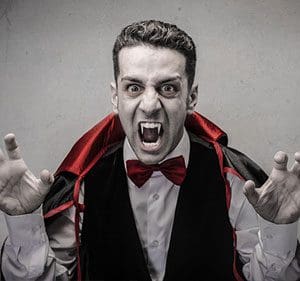 In der Familie wird sich oft das Blut wie bei einem Vampir ausgesaugt.