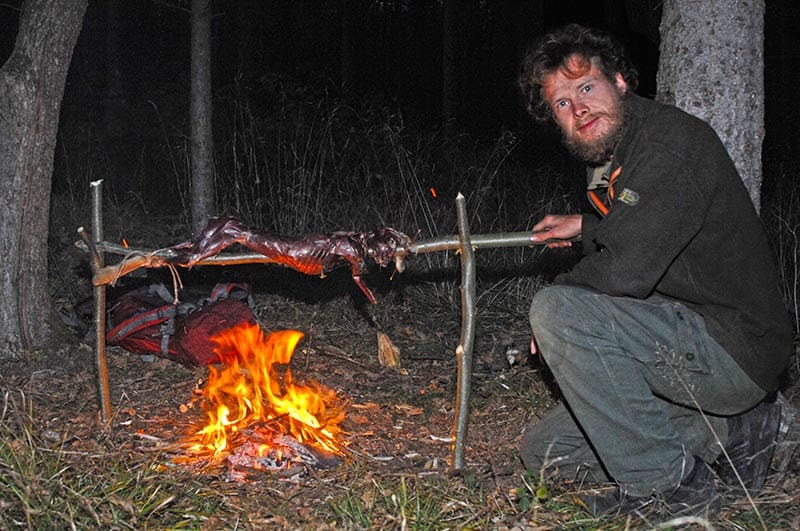 Beim Überleben in der Wildnis landet ein Feldhase am Grill - Survival Experte Heiko Gärtner