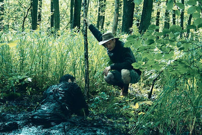 Survival Guide Heiko Gärtner bei einer Dokumentation im Sumpf
