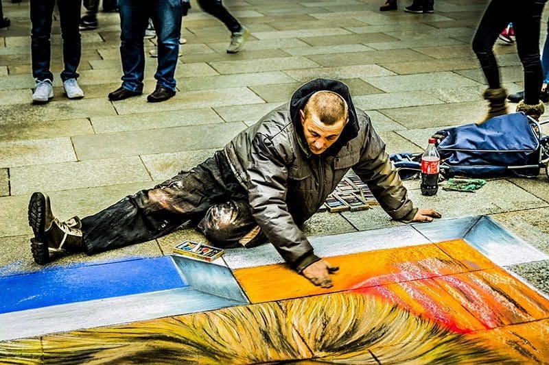 Talentierter obdachloser Straßenkünstler