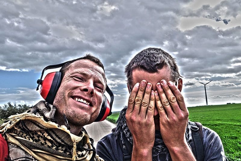 Heiko Gärtner und Tobias Krüger beim Testen der Kopfhörer auf umliegende Windgeräusche