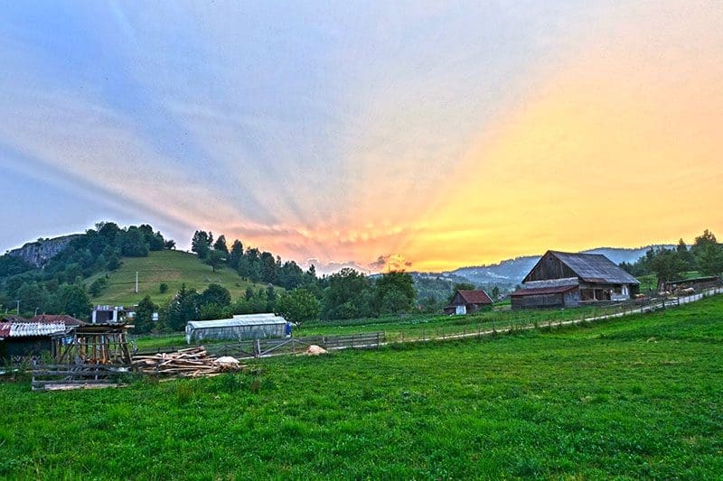 Der Sonnenaufgang findet im Osten statt, sogleich der Untergang im Westen.