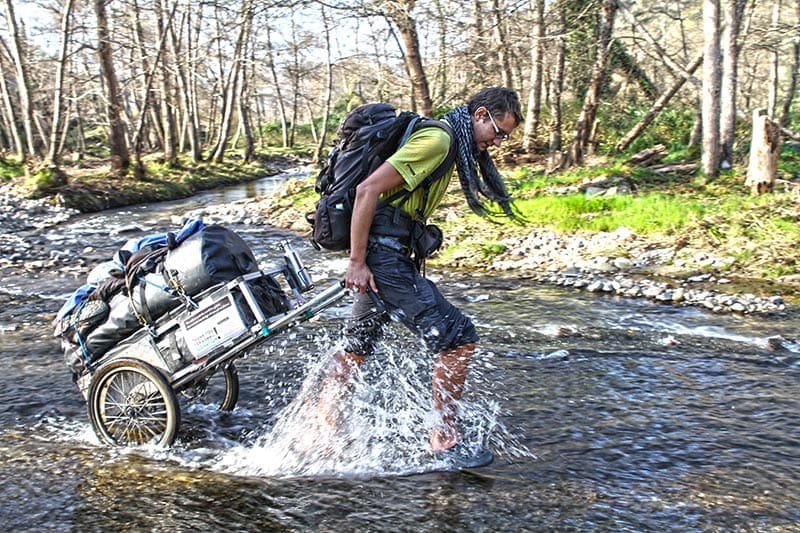 Tobias Krüger bei einer Flussdurchquerung in Europa