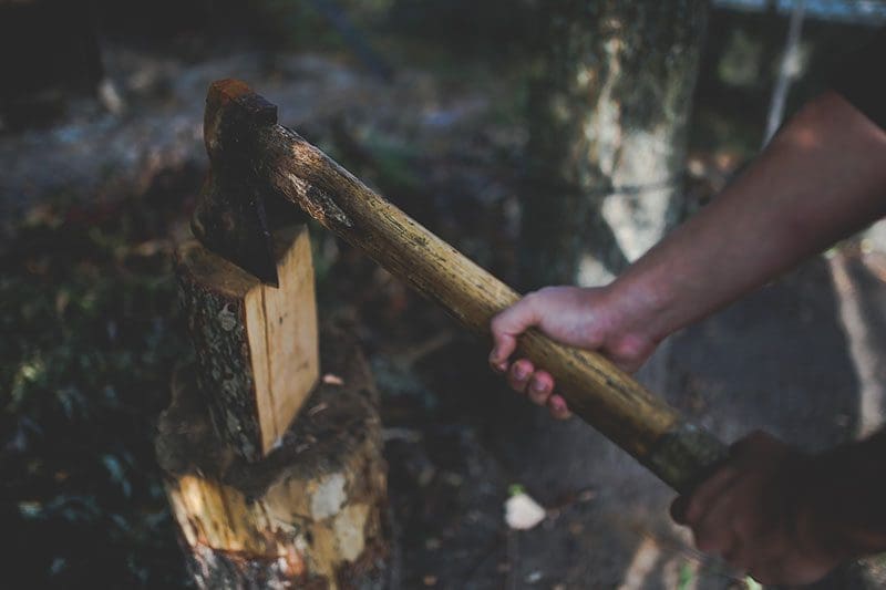 Holzhacken mit der Axt als Agressionsabbau