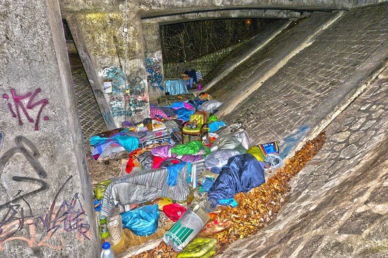 Ein Brückenschlafsack von Obdachlosen