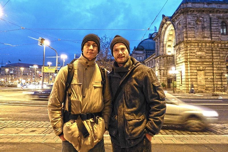 Heiko Gärtner und Tobias Krüger sind als Obdachlose auf der Straße unterwegs