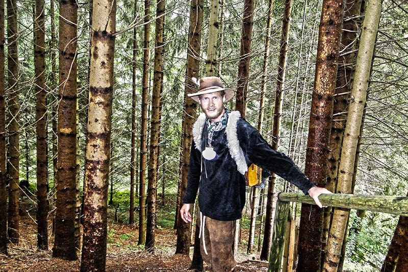 Steinzeitpilger Heiko Gärtner im Wald