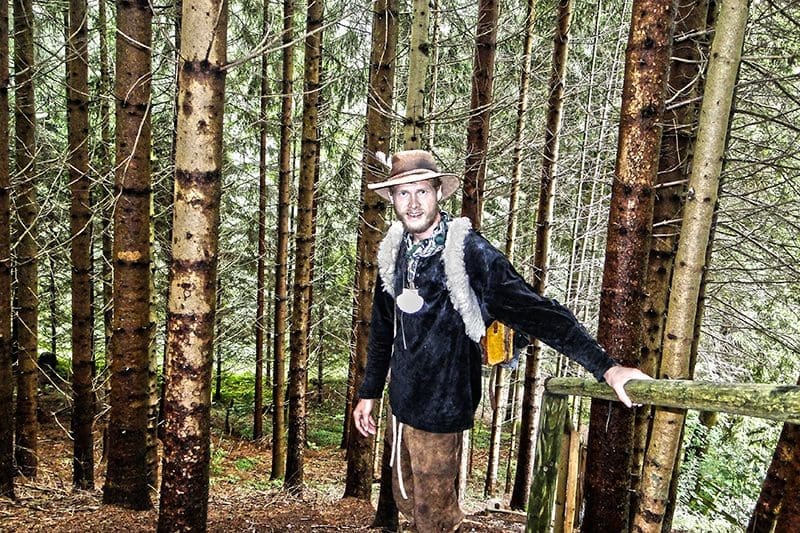 3000 Kilometer zu Fuß: Steinzeitpilger Heiko Gärtner im Wald