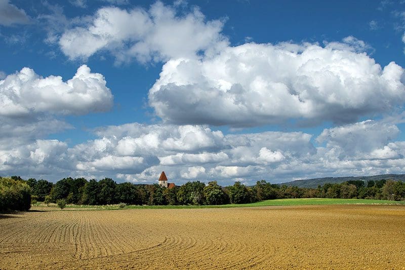 Ein typisches Landschaftsbild im ländlichen Bayern.