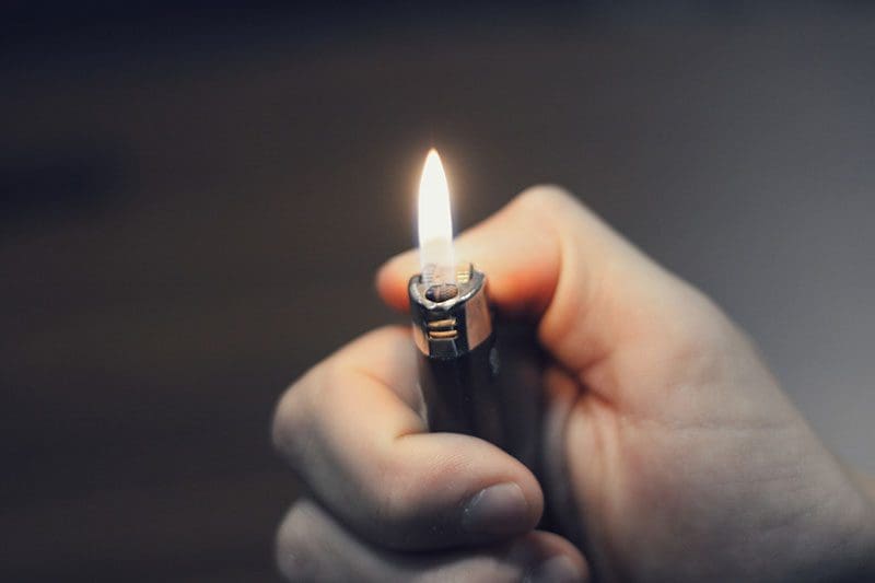 Mit einem Feuerzeug kann in Notfällen ein Feuer gemacht werden, was vor allem bei niedrigen Temperaturen wichtig ist.
