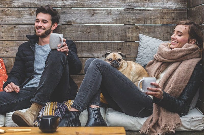 Für eine Weltreise Geld sparen bedeutet auch, sich bei kleinen Ausgaben wie dem Kaffee kaufen einzuschränken.