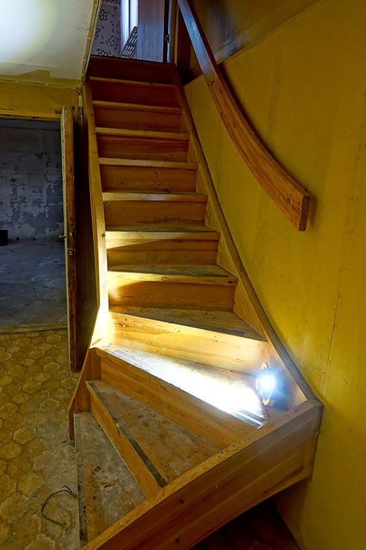 Der Treppenaufstieg aus dem Keller ins Erdgeschoss