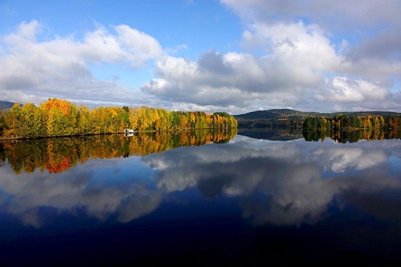 Ein schwedischer See im Herbst