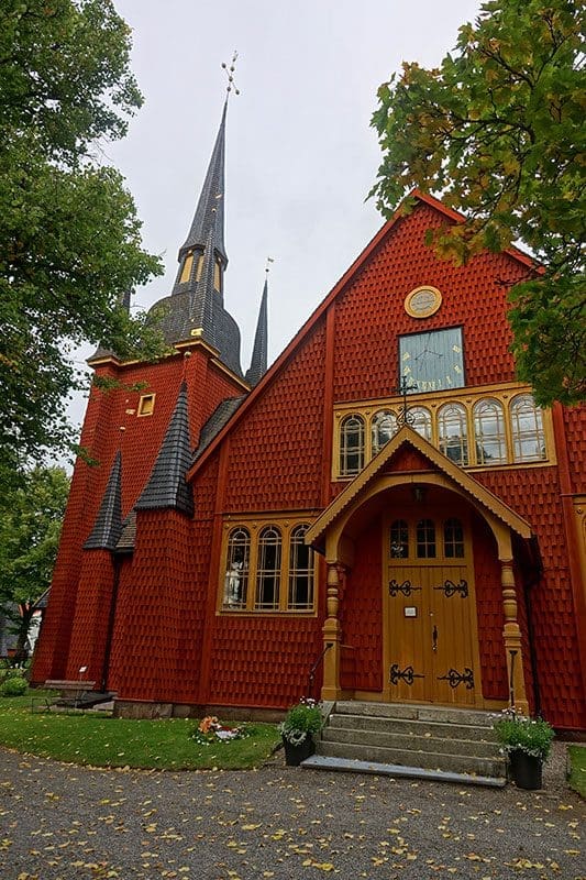 Holzschindelkirche in Schweden
