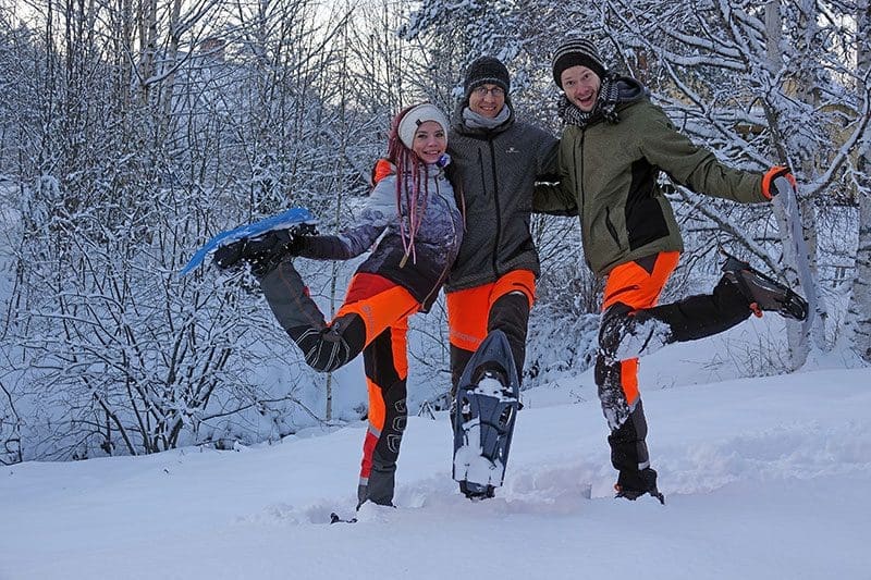Die Lebensabenteurer mit Schneeschuhen im Schnee