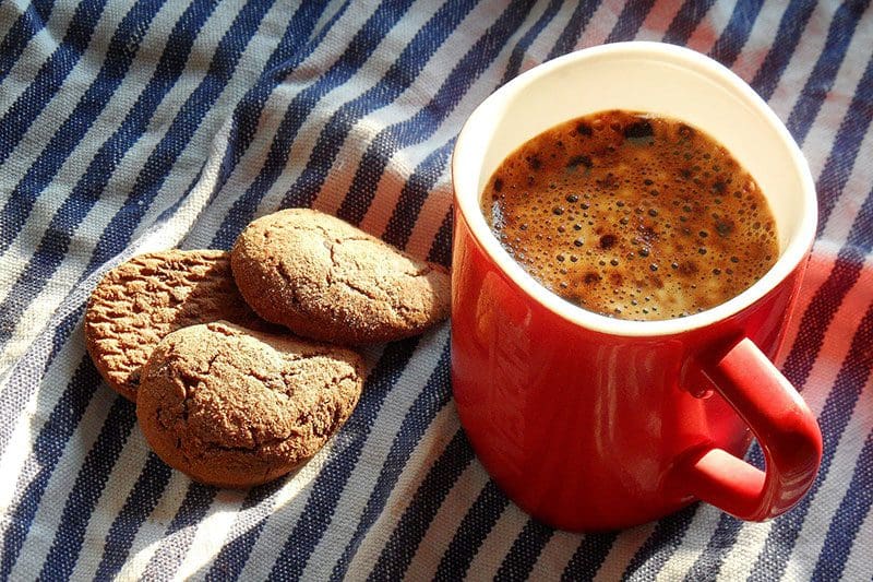 Schwedische Fika mit Kaffee und Keksen