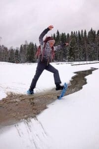 Schneeschuhwandern: Springen mit Schneeschuhen
