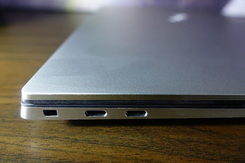 Auf der Linken Seite des Dell XPS 15 befinden sich zwei USB-C Anschlüsse und eine Öffnung für ein Sicherheitsschloss