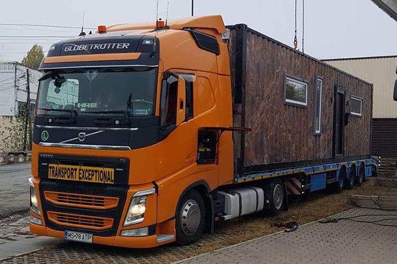  Der Rumänische LKW kann nicht bis nach Schweden durchfahren, sondern muss den 40 Fuß Wohncontainer einmal abladen.