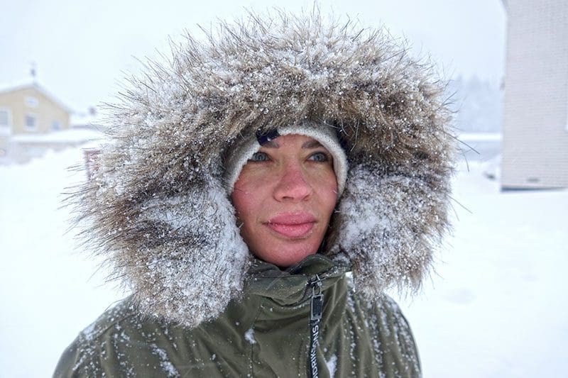 Der flauschige Kunstfelleinsatz des Loana Woman Parkas hällt sehr erfolgreich den Wind vom Gesicht ab