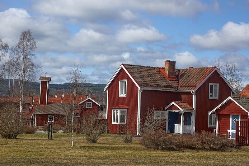 Ein Haus innerhalb eines kleinen Dorfes zu kaufen kann in Schweden durchaus Vorteile haben