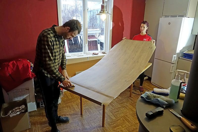 Eine gute Möbelfolie lässt sich zur Not noch einmal vom Werkstück lösen, ohne dabei gleich kaputtzugehen oder sich zu verziehen.
