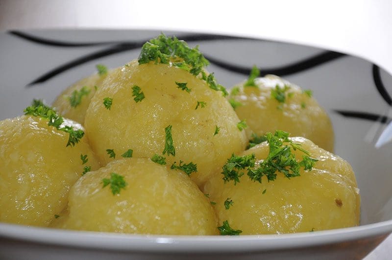 Mit ein paar frischen Kräutern sehen die Knödel bereits zum Anbeißen aus