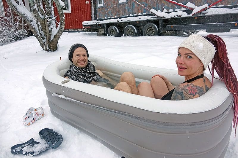 Shania und Heiko beim ersten Testbaden im Schnee