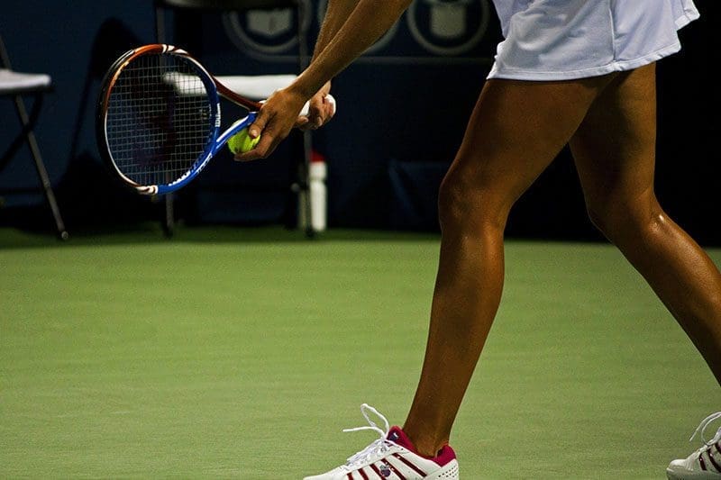 Bei einem Tennisaufschlag wird die motorische Bewegung imitiert.