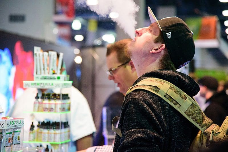 Ein Tourist raucht seine E-Zigarette