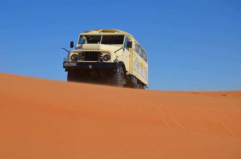 Expeditionsmobil in der Wüste