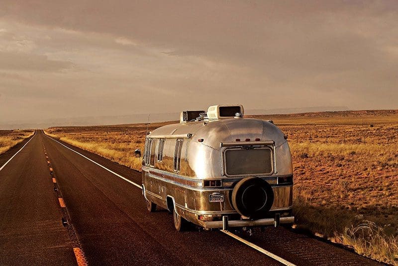 Retro-Wohnmobil mit Dachklimaanlage