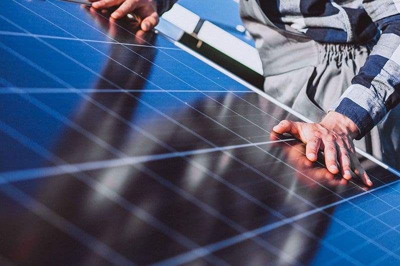 Ein Techniker installiert Solarpaneele