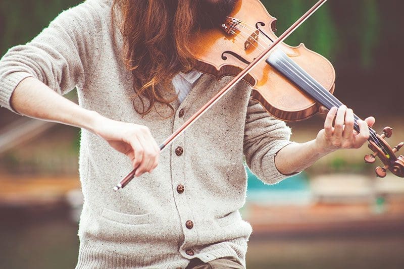 Je nach Fähigkeitsniveau braucht man unterschiedliche Übungsvorgänge, wie beim Geige spielen.