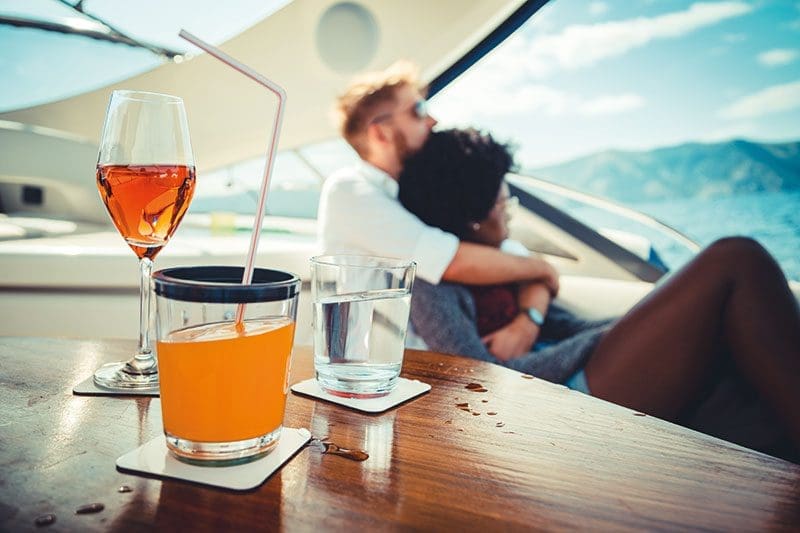 Die Silwy Magnetgläser sind perfekt für den Urlaub auf der Yacht geeignet, damit sie nicht umkippen können.
