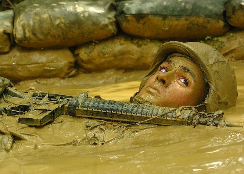 Schlamm Training Militär schwimmen