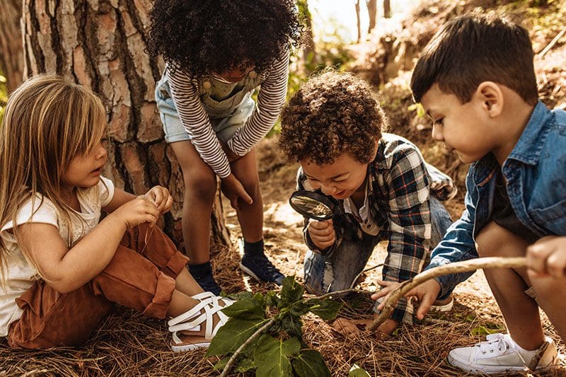 Ob ein Kindergeburtstag oder ein Familienausflug, mit der Outdoor App werden genügend Outdoorspiele zum Forschen und Entdecken vorgestellt.