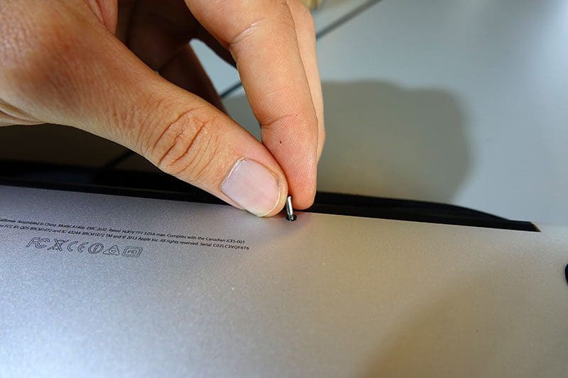 Akku tauschen beim MacBook Air - Jede Schraube muss wieder an die richtige Stelle