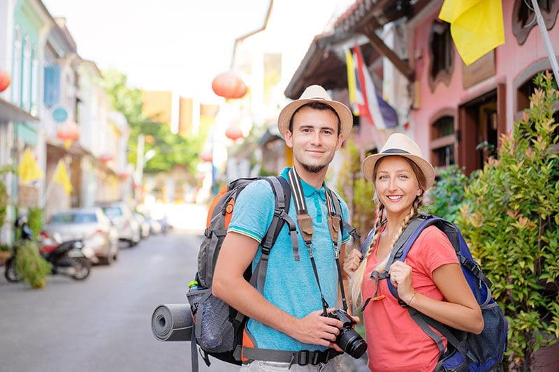 Wollt ihr als Backpacker sparsam auf eurer Weltreise in günstigen Reiseländern unterwegs sein oder im Luxus schwelgen?