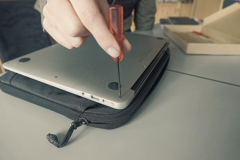 Bodenschrauben mit einem Pentalope-Schraubenzieher entfernen - MacBook Air Akkutausch
