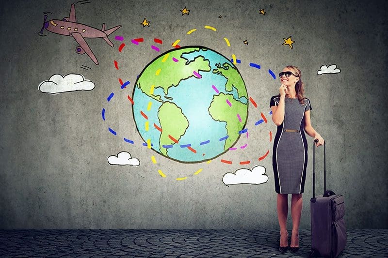 Frau mit Koffer überlegt wie sie um die Erde fliegen möchte Weltreise