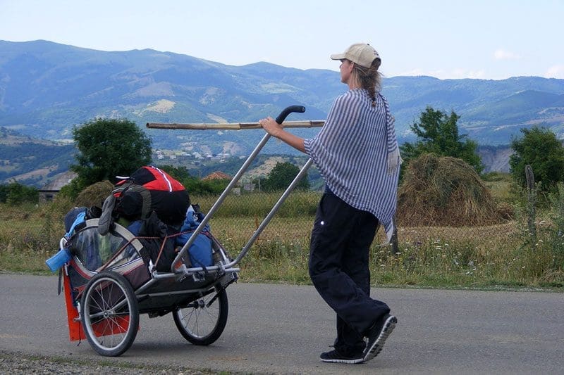 Mit einem Pilgerwagen auf einer Weltreise wie auch Angela Maxwell wird man schnell als Sonderling angesehen. Beim Reisen ohne Geld kommt es jedoch auf die eigenen Wünsche an.