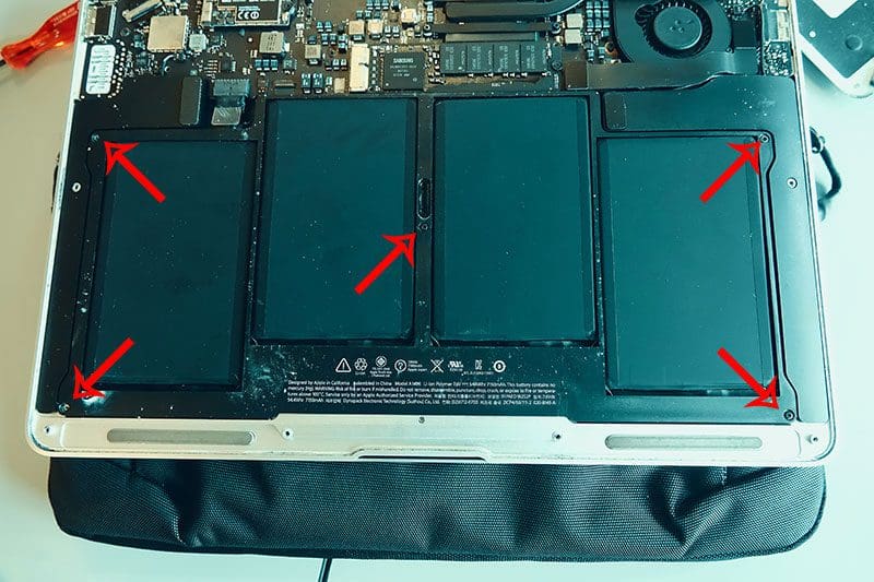 Schrauben beim MacBook Air Akku entfernen