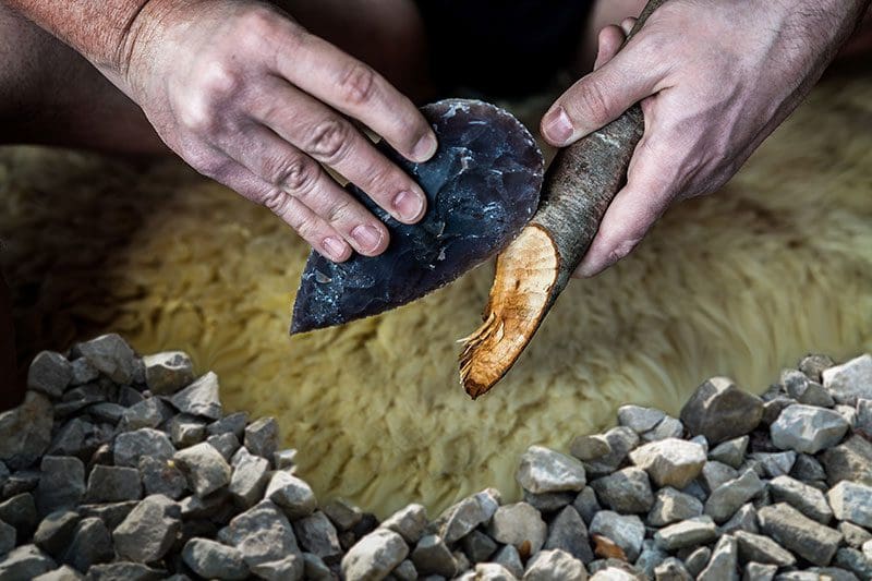Steinzeit Werkzeug Hände Flintknapping