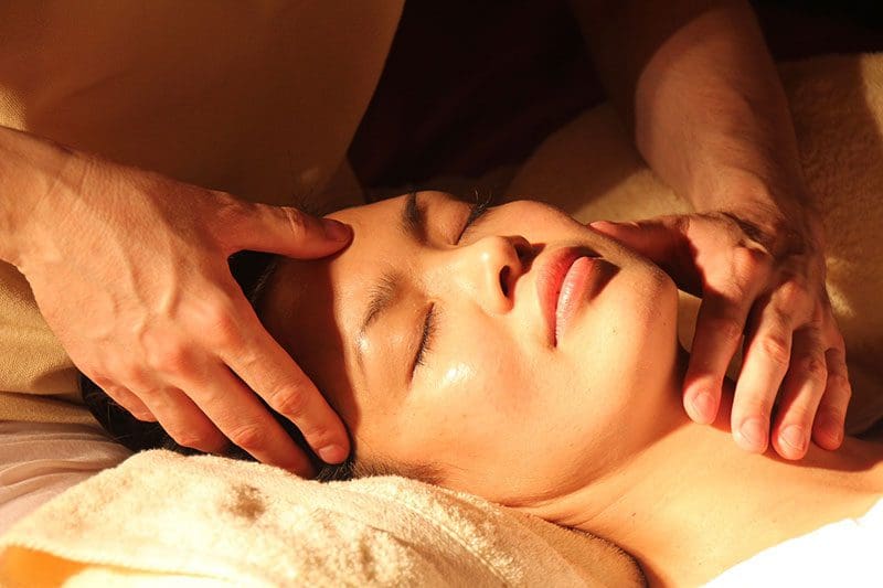 Eine entspannende Massage mit Massageöl und den Fingern aufgetragen, ist Balsam für unsere Seele!