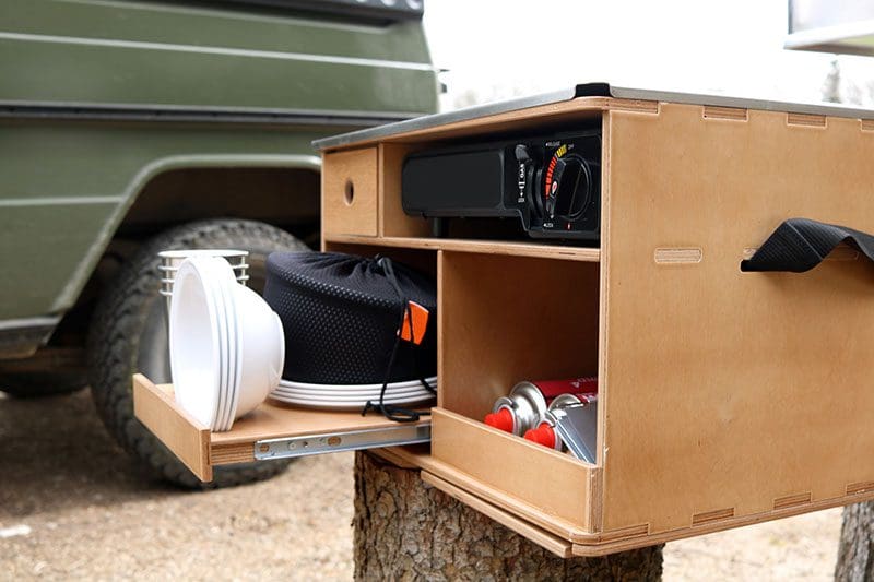Kompakte Outdoorküche mit mobilem Gaskochfeld