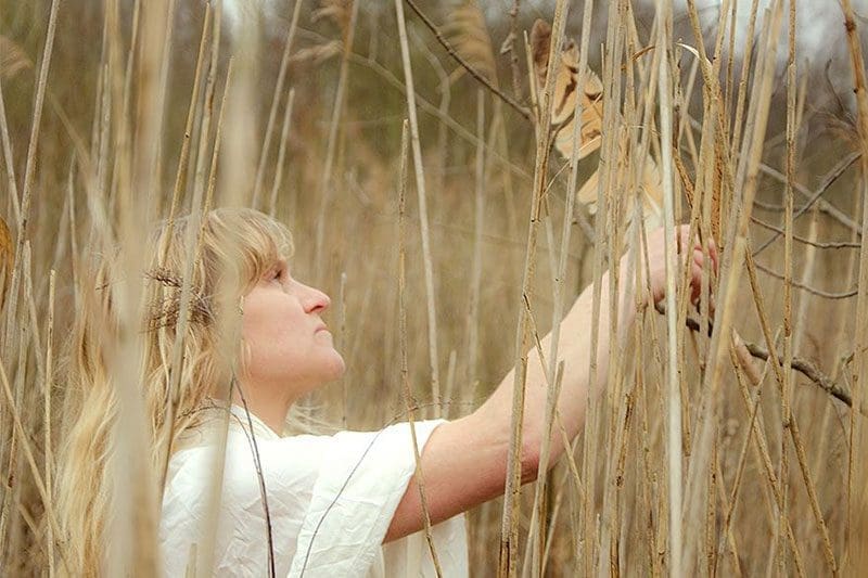Schamanin und Wildnismentorin Silke Haug lehrt euch, wie man den energetischen Körper einer Pflanze wahrnehmen kann.